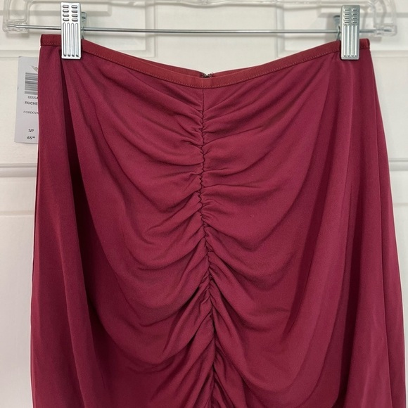 NWT Aritzia Talula Ruched Cordovan Mini Skirt Small - Picture 4 of 16